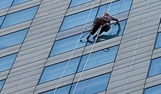 高空保潔的時(shí)候，如何刮去多余的水痕呢？